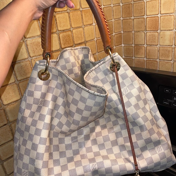 Louis Vuitton - Picture 1 of 8